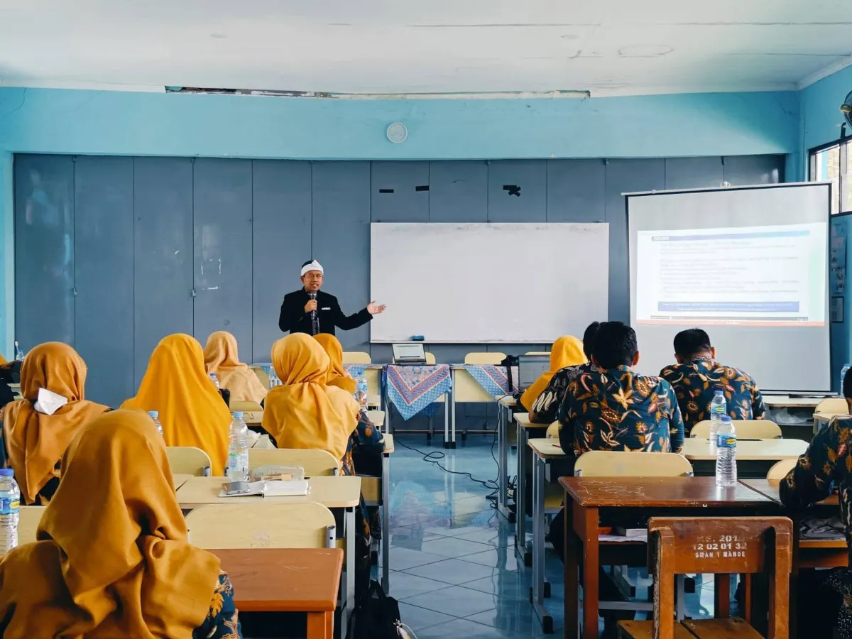 Angga Permana sebagai narasumber IHT di hadapan guru-guru SMAN 1 Mande
