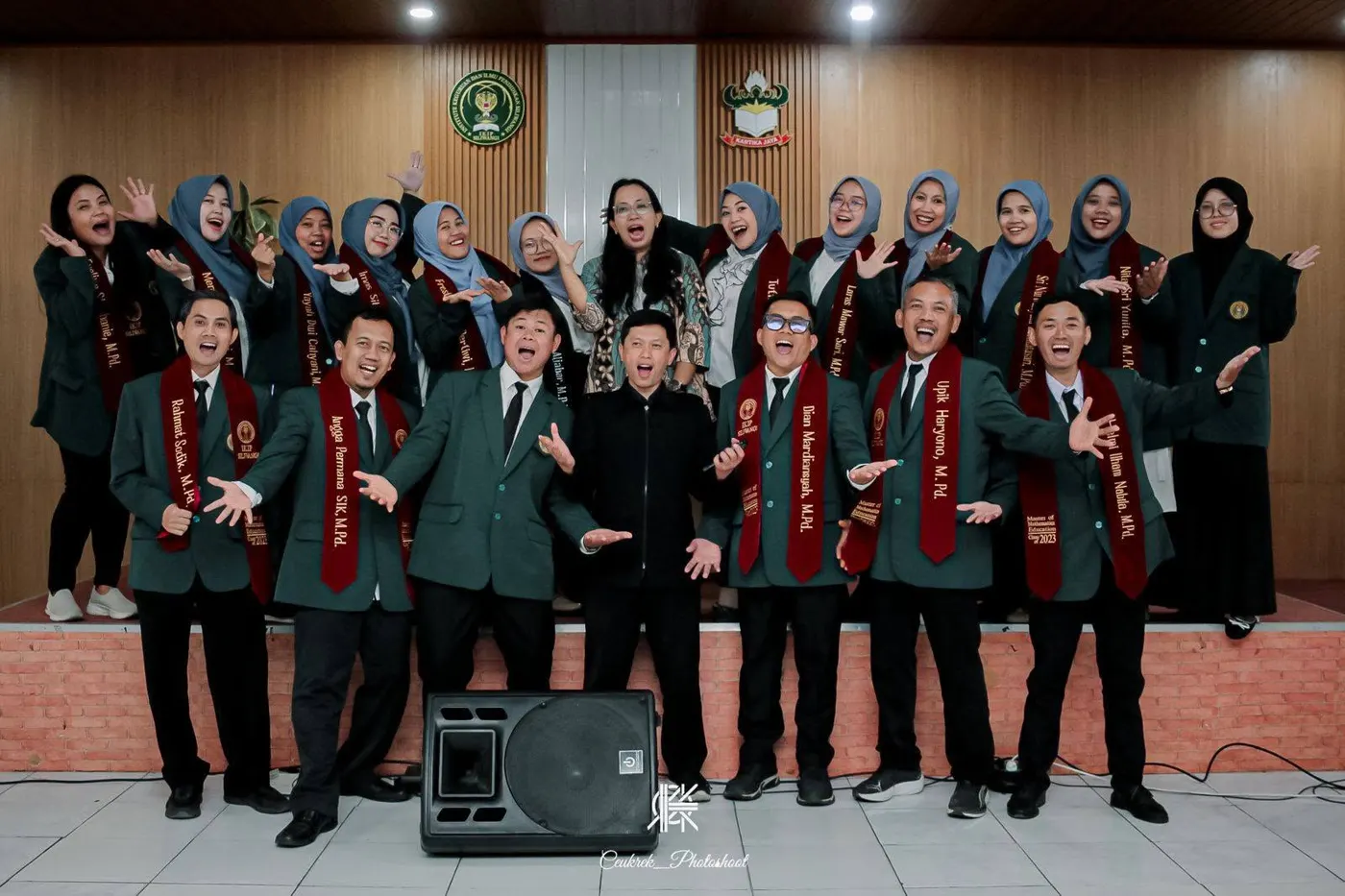 Angga Permana bersama wisudawan Magister Pendidikan Matematika IKIP Siliwangi angkatan 2023